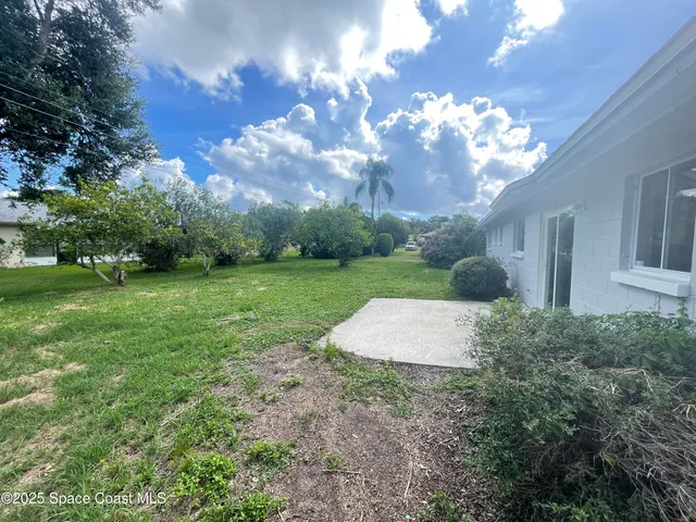 a view of a house with a backyard