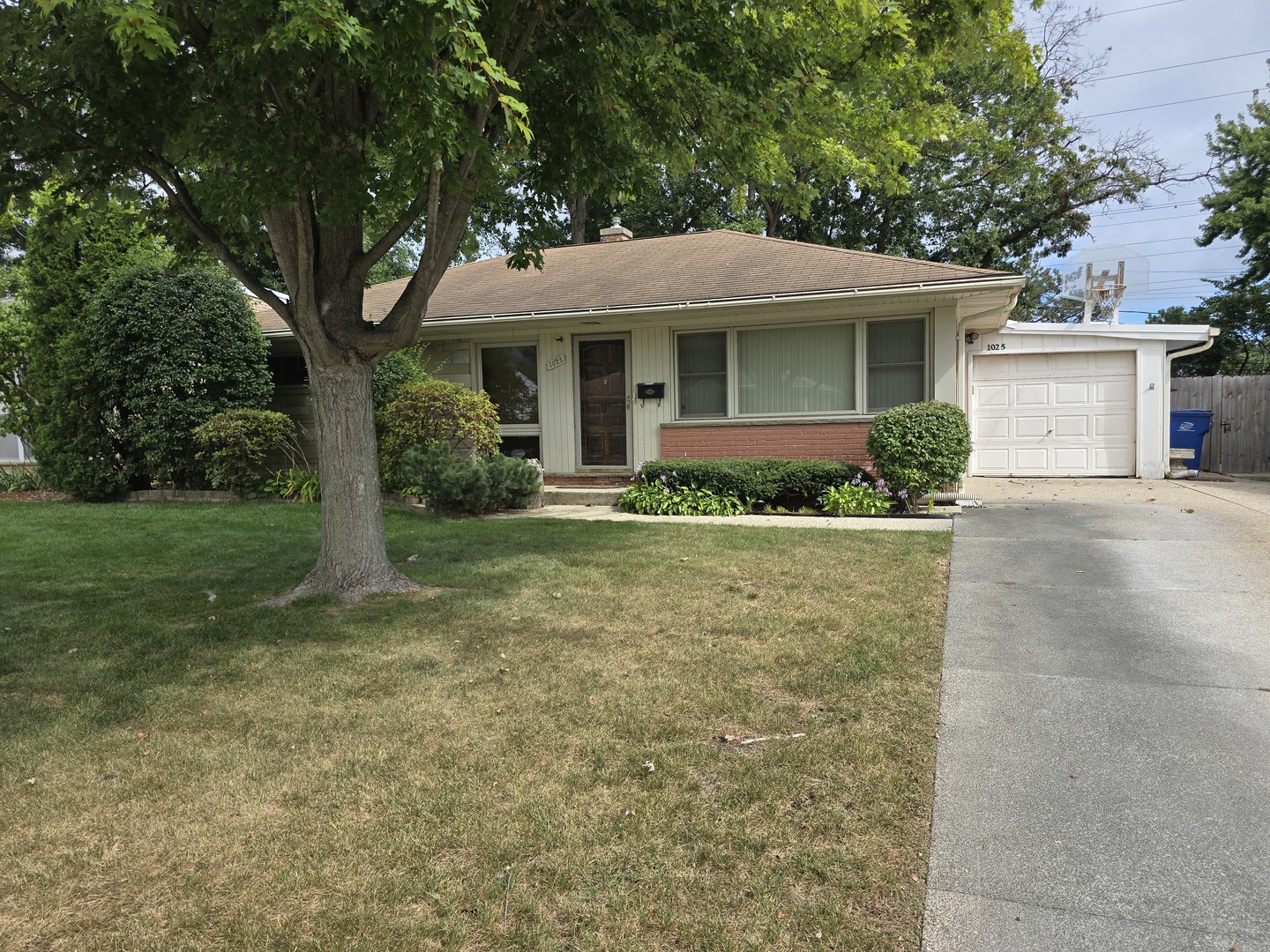 1025 Longaker Road Northbrook, IL 60062 - Photo 2 of 2 a front view of a house with a garden