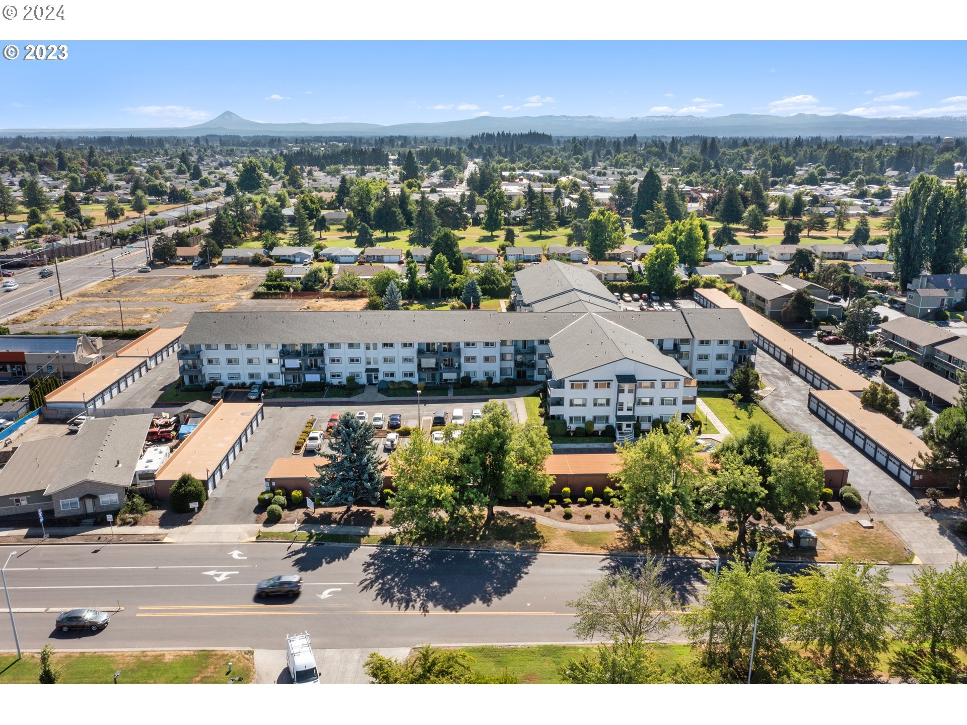 950 Evergreen Road, Unit 210 Woodburn, OR 97071 - Photo 1 of 25 a view of a city