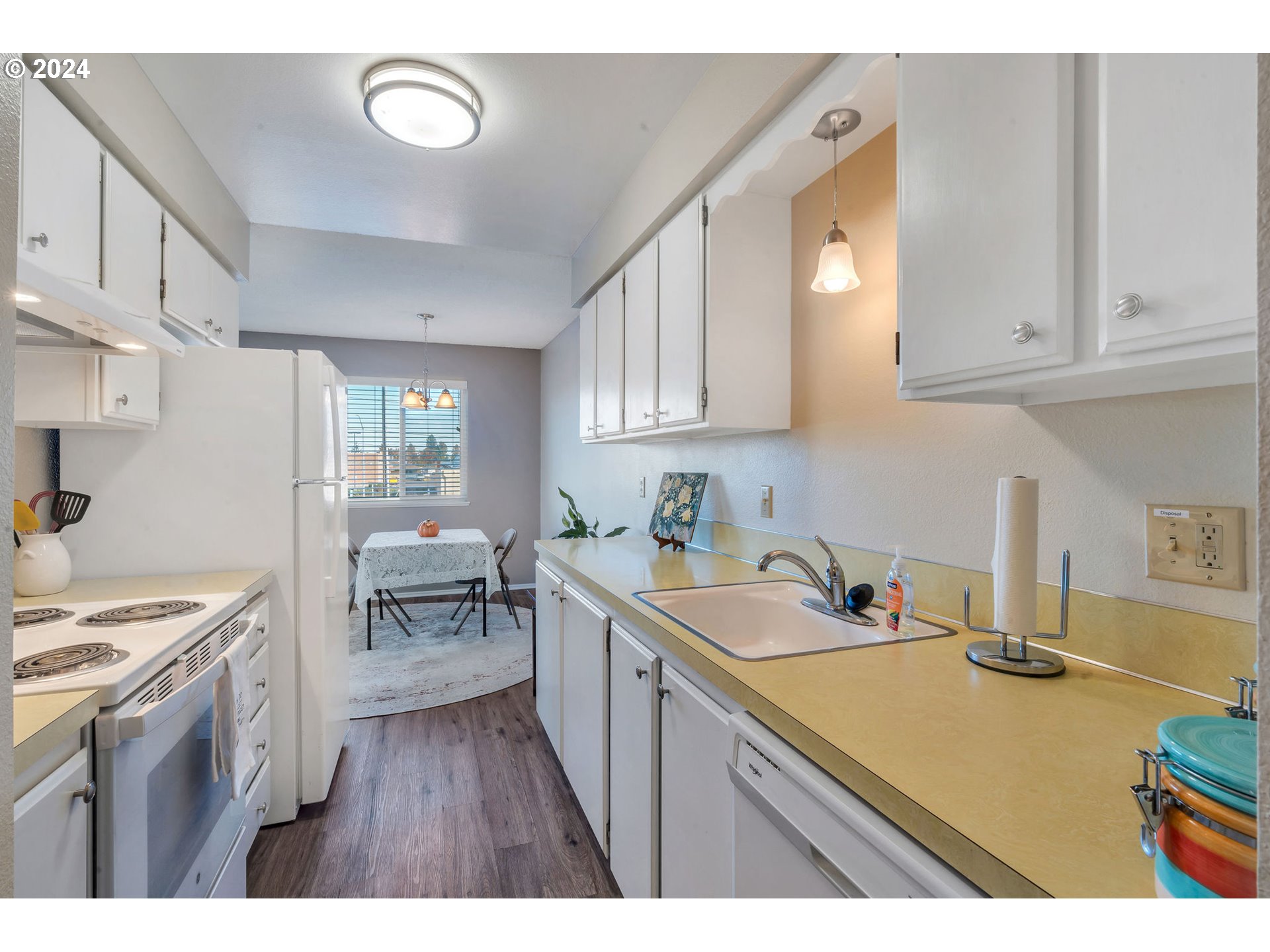 950 Evergreen Road, Unit 210 Woodburn, OR 97071 - Photo 14 of 25 a kitchen with a sink stove and cabinets