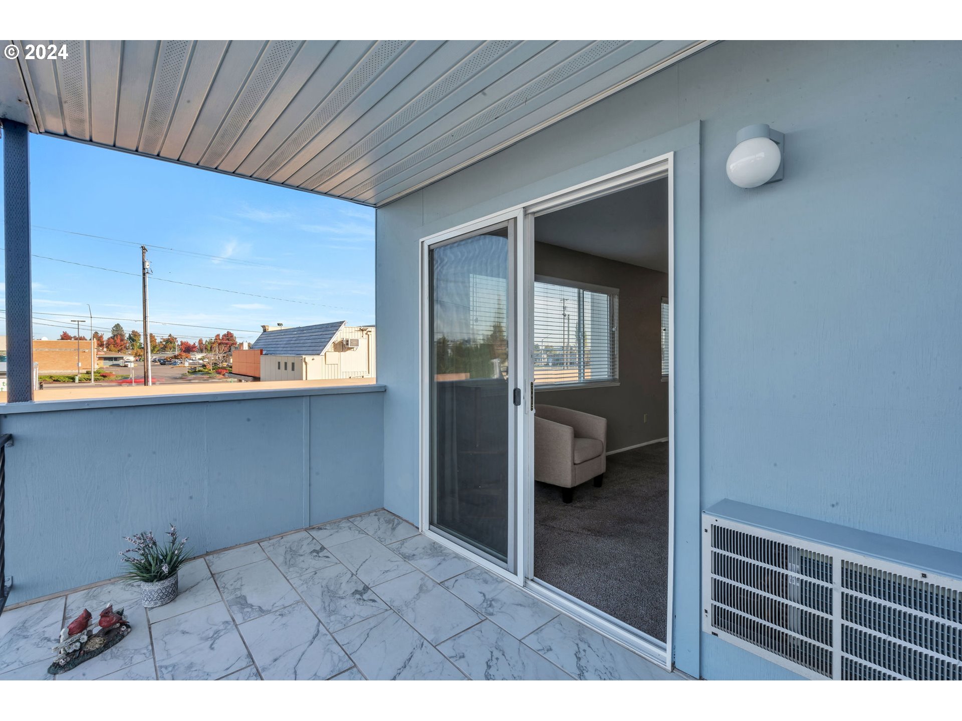 950 Evergreen Road, Unit 210 Woodburn, OR 97071 - Photo 17 of 25 a view of kitchen with furniture and window