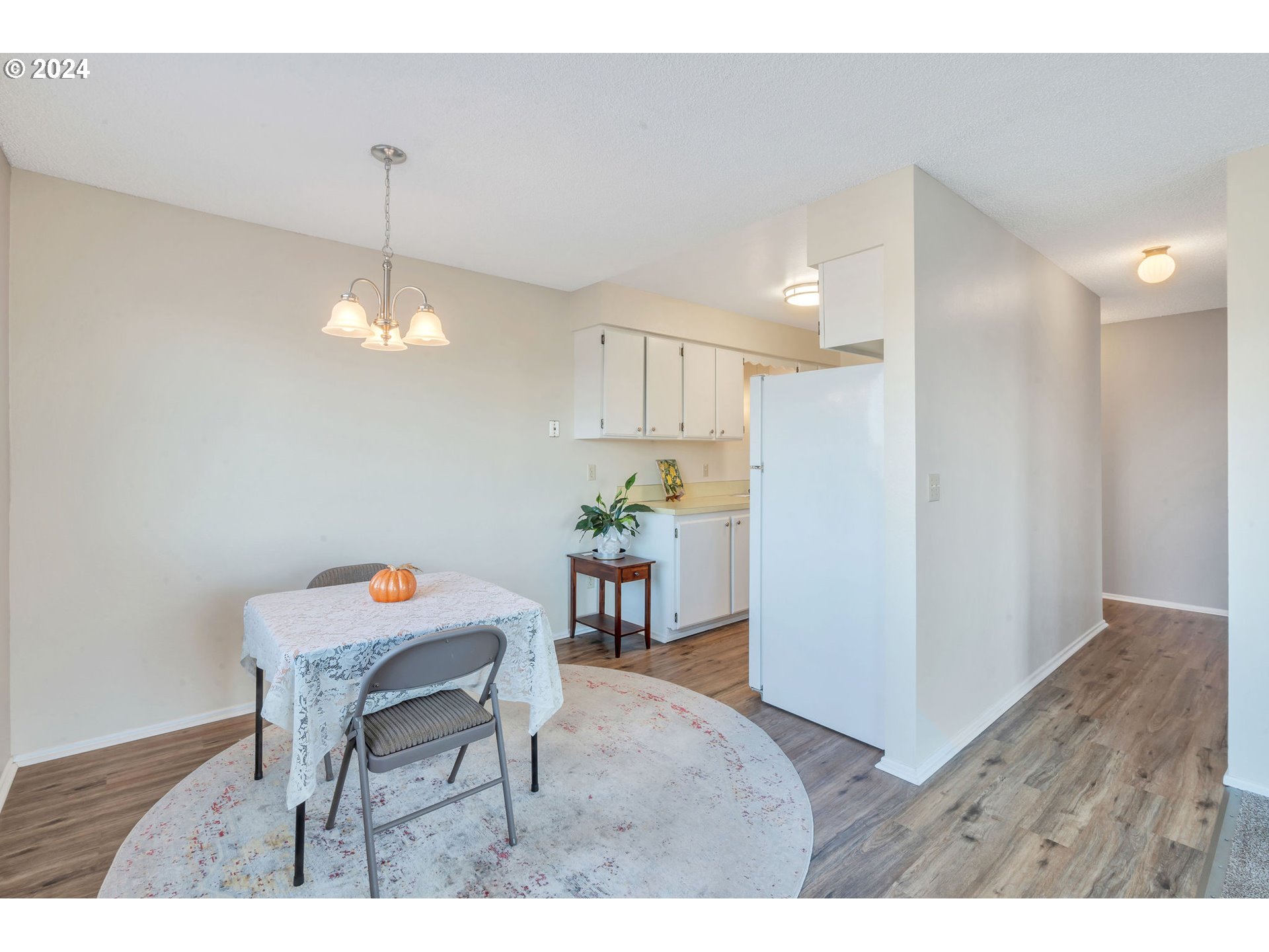 950 Evergreen Road, Unit 210 Woodburn, OR 97071 - Photo 18 of 25 a view of a dining room with furniture and chandelier