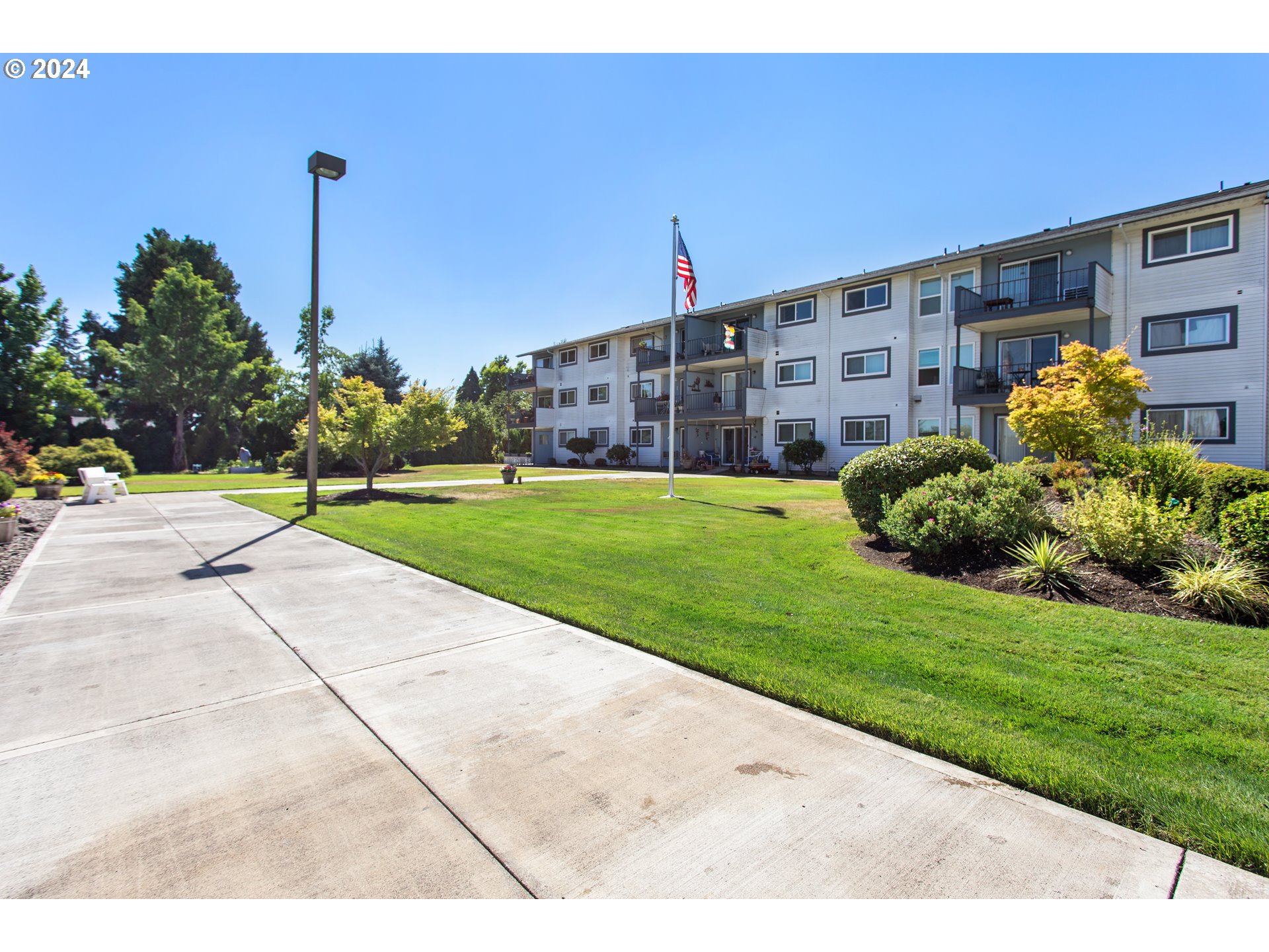 950 Evergreen Road, Unit 210 Woodburn, OR 97071 - Photo 19 of 25 a view of a building with a yard