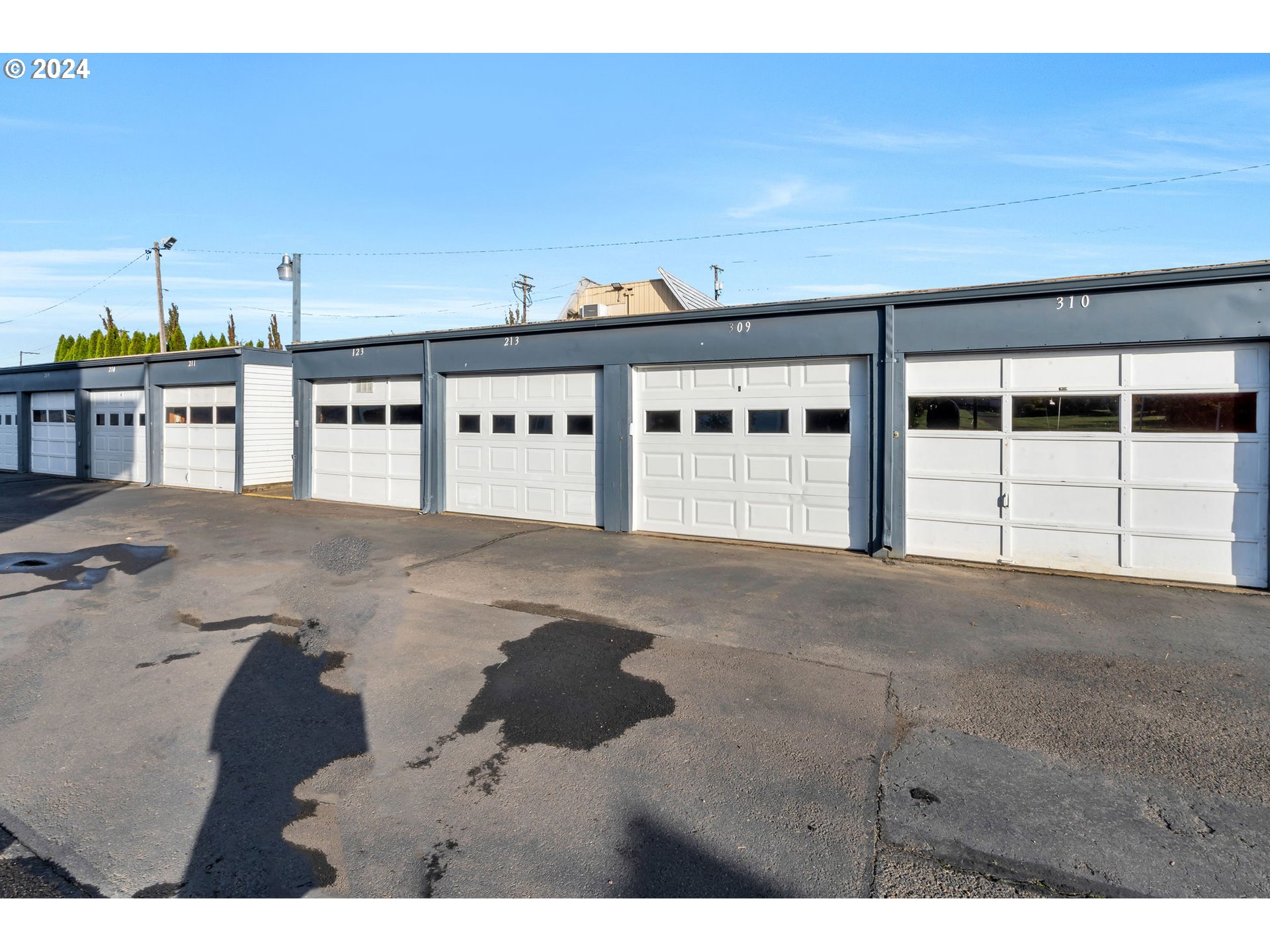 950 Evergreen Road, Unit 210 Woodburn, OR 97071 - Photo 23 of 25 a view of a room with gym equipment