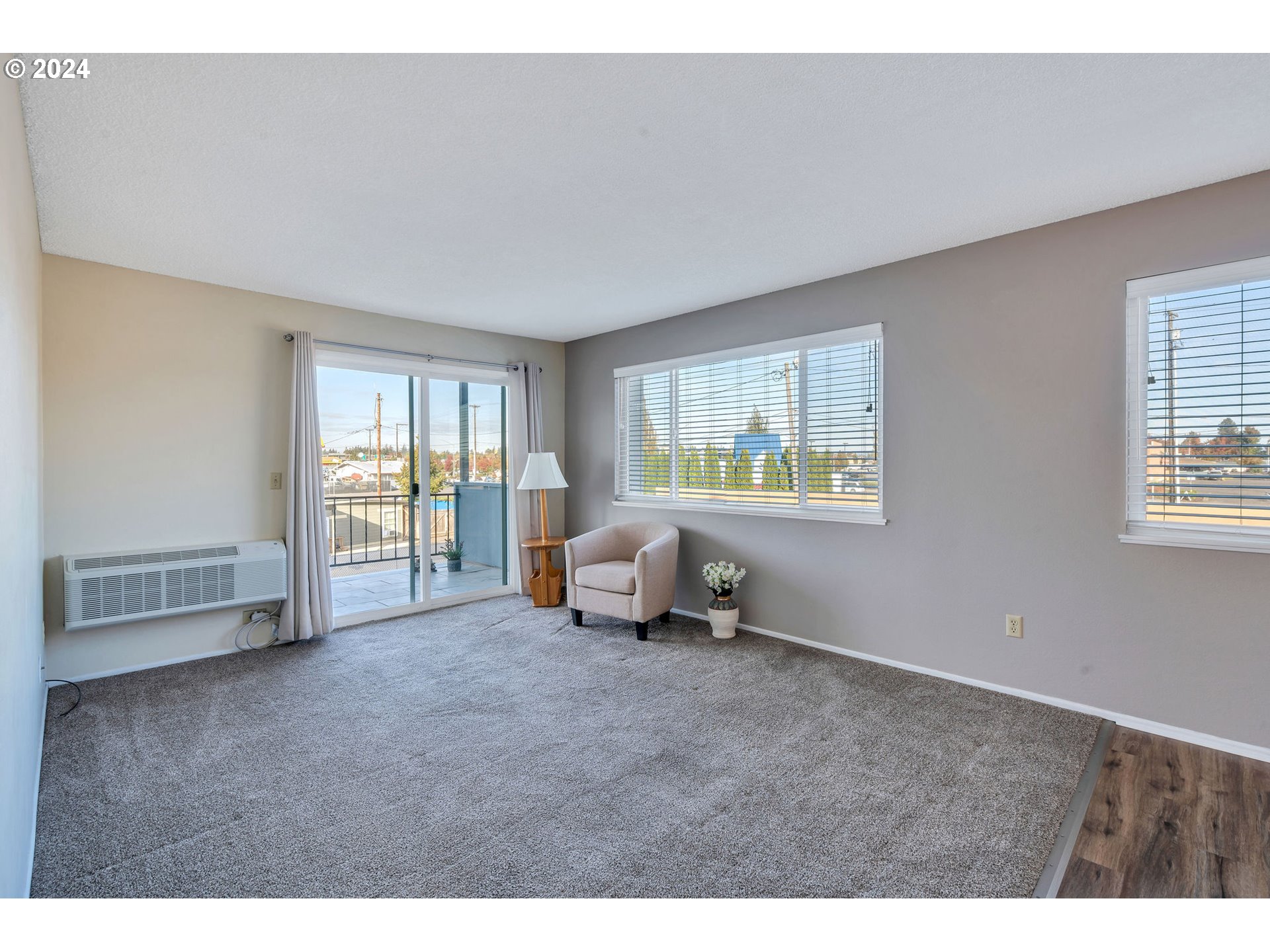 950 Evergreen Road, Unit 210 Woodburn, OR 97071 - Photo 3 of 25 a room with furniture and a window