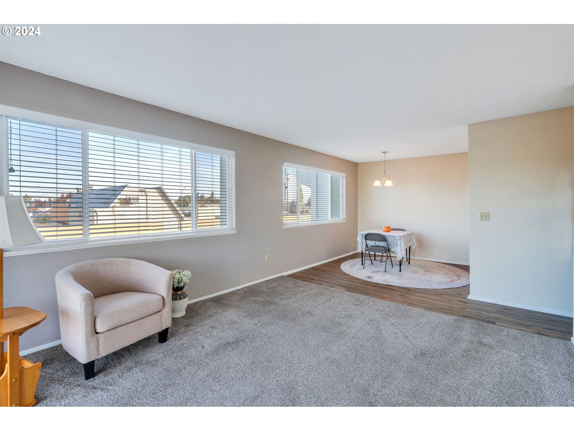 950 Evergreen Road, Unit 210 Woodburn, OR 97071 - Photo 5 of 25 a living room with furniture