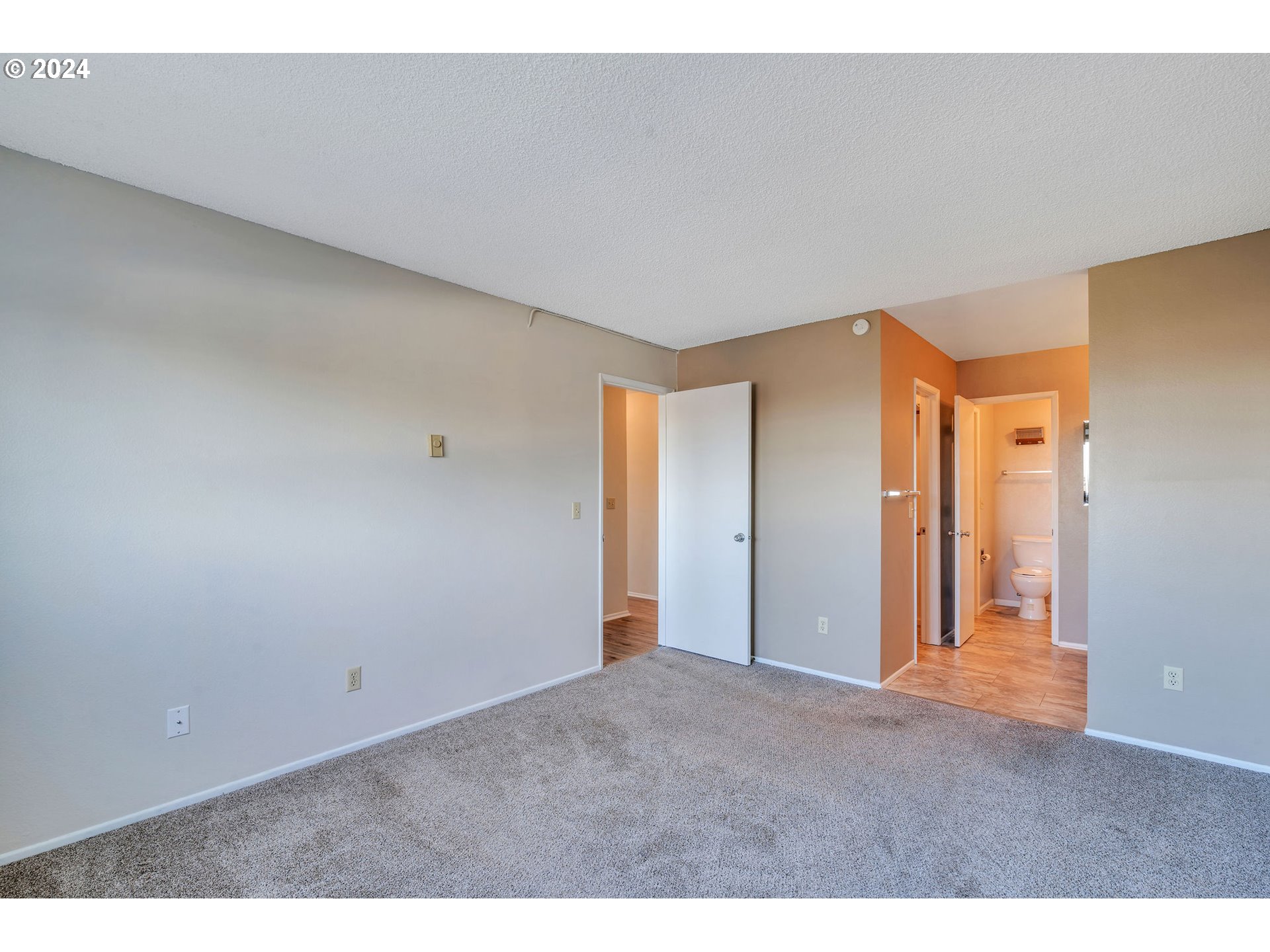 950 Evergreen Road, Unit 210 Woodburn, OR 97071 - Photo 7 of 25 a view of an empty room