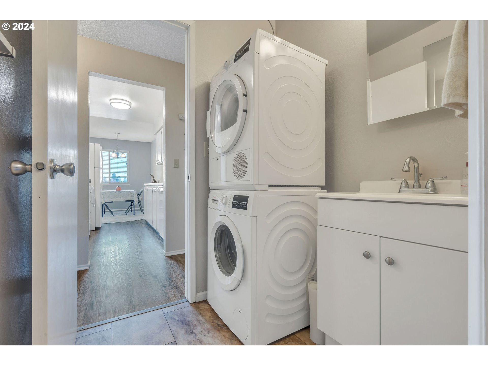 950 Evergreen Road, Unit 210 Woodburn, OR 97071 - Photo 8 of 25 a bathroom with a sink and a mirror