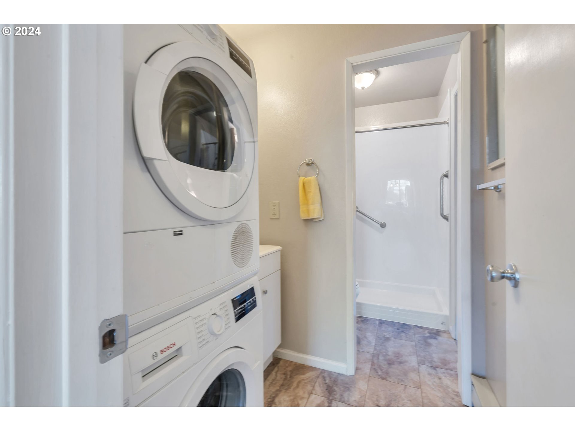 950 Evergreen Road, Unit 210 Woodburn, OR 97071 - Photo 9 of 25 a bathroom with a sink and a mirror