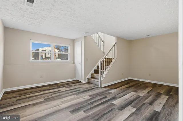 a view of a big room with closet and windows