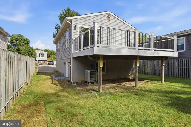 a view of a house with backyard
