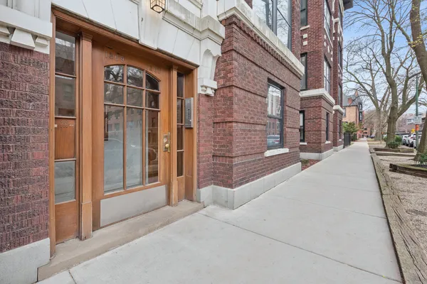 $300,000 | 1369 East 52nd Street, Unit 1, Chicago, IL 60615
