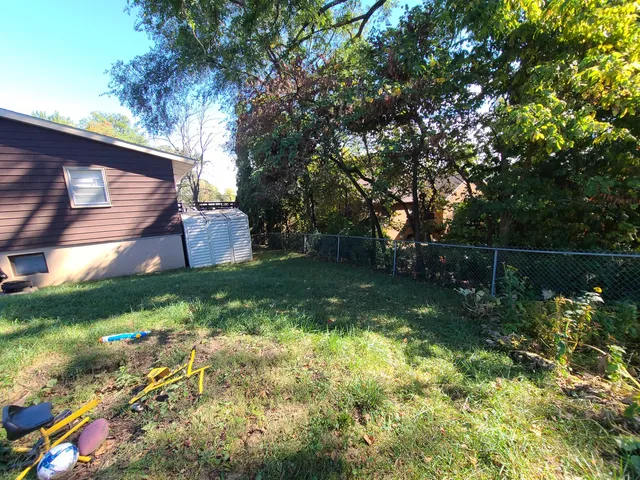 a view of yard with green space