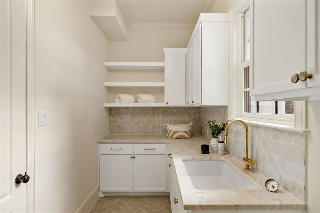 6411 Orchid Lane Dallas, TX 75230 - Photo 34 of 40 a bathroom with a sink and a mirror