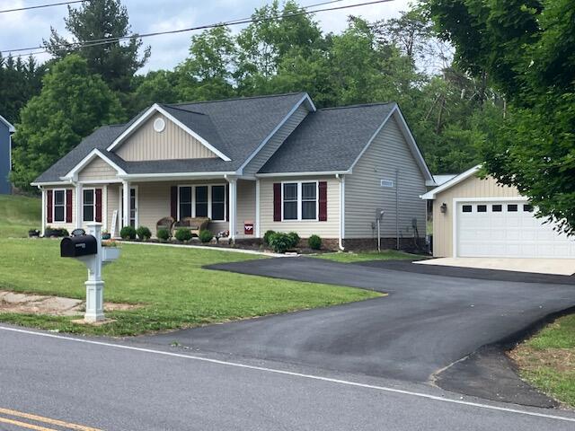 2348 East Ruritan Road Roanoke, VA 24012 - Photo 8 of 31 a front view of a house with a yard