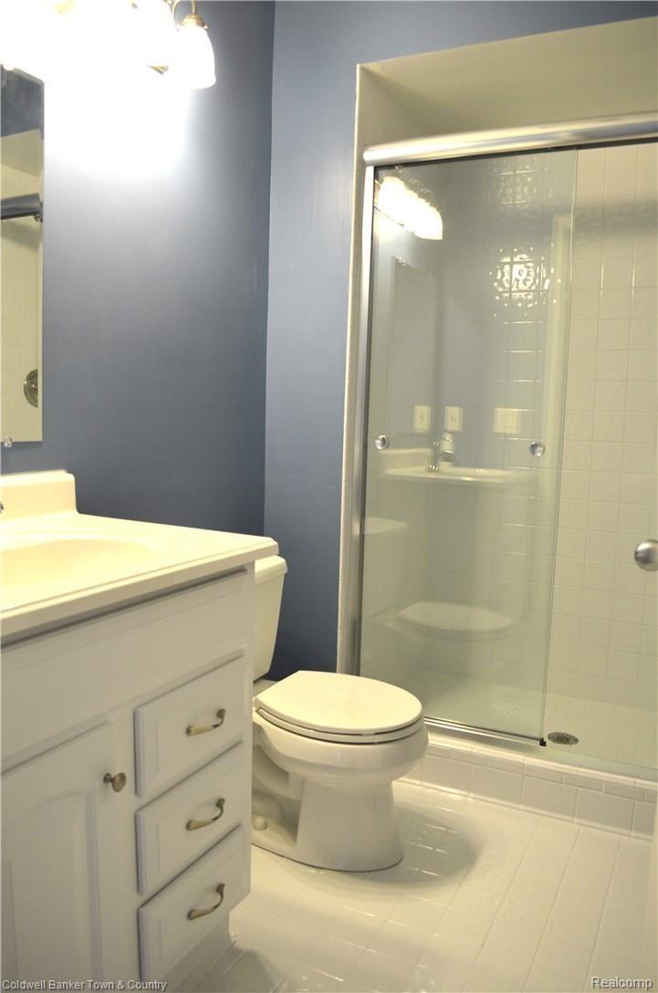 912 Ridge Court Brighton, MI 48116 - Photo 13 of 19 Master Bathroom