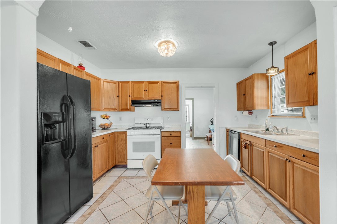 1301 Cedar Street Hearne, TX 77859 - Photo 7 of 33