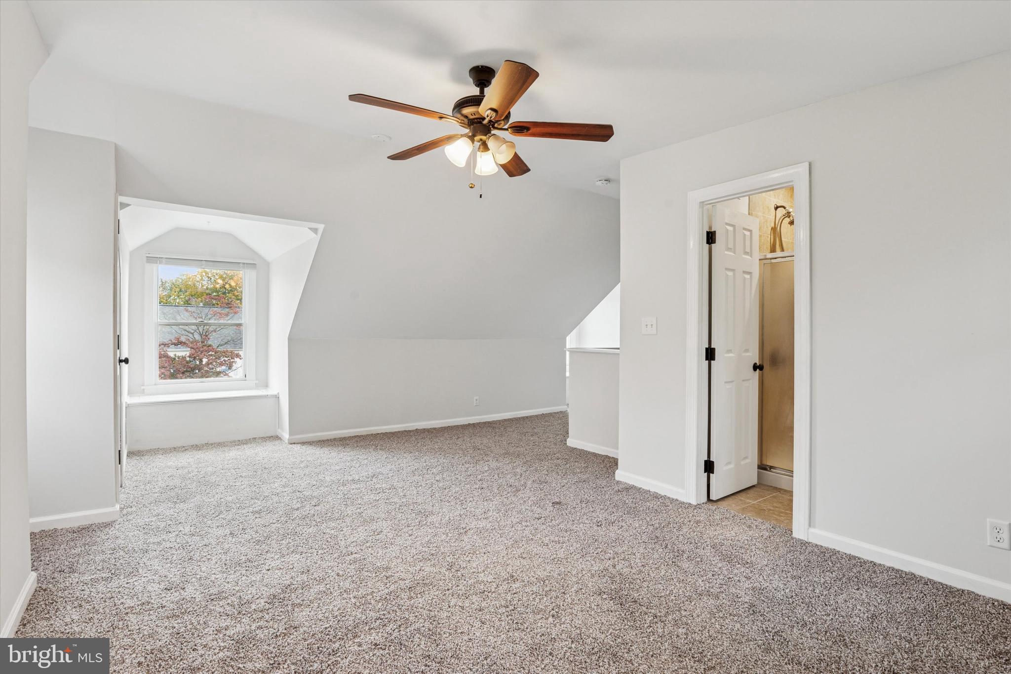 206 Decalb Avenue Wilmington, DE 19804 - Photo 10 of 14 an empty room with closet and a window