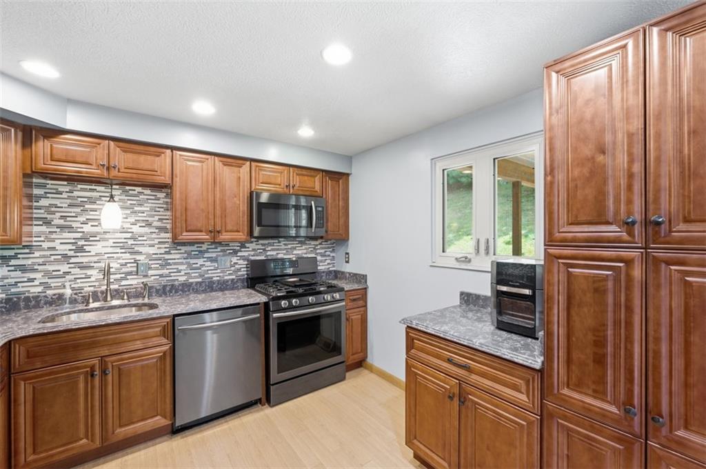 18 Kohleen Drive McKees Rocks, PA 15136 - Photo 11 of 50