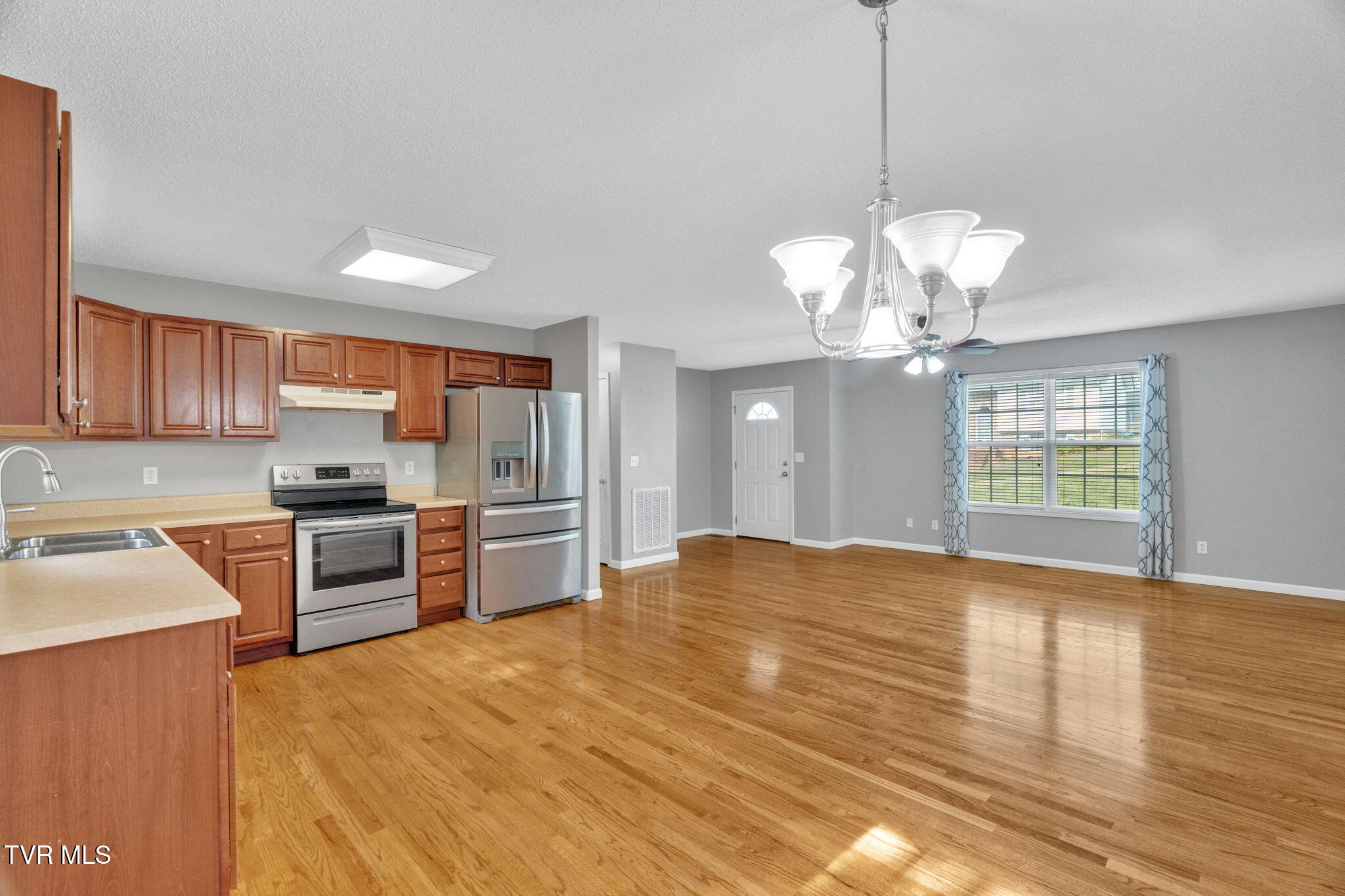 1125 Faye Street, Unit 11 Kingsport, TN 37660 - Photo 2 of 36 6-web-or-mls-DSC09777