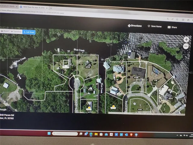 a view of a back yard