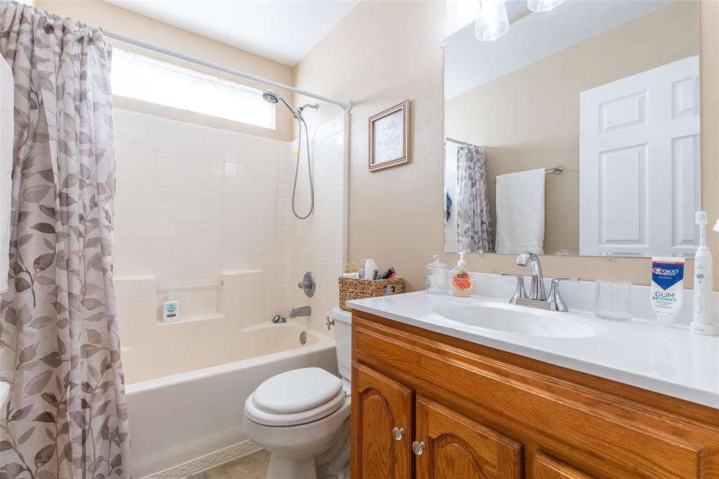 1603 Derrick Drive Haskell, TX 79521 - Photo 25 of 37 a bathroom with a sink a toilet and a bathtub