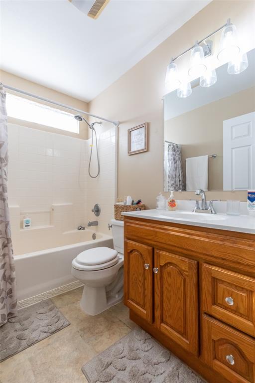 1603 Derrick Drive Haskell, TX 79521 - Photo 26 of 37 a bathroom with a sink a toilet and bathtub