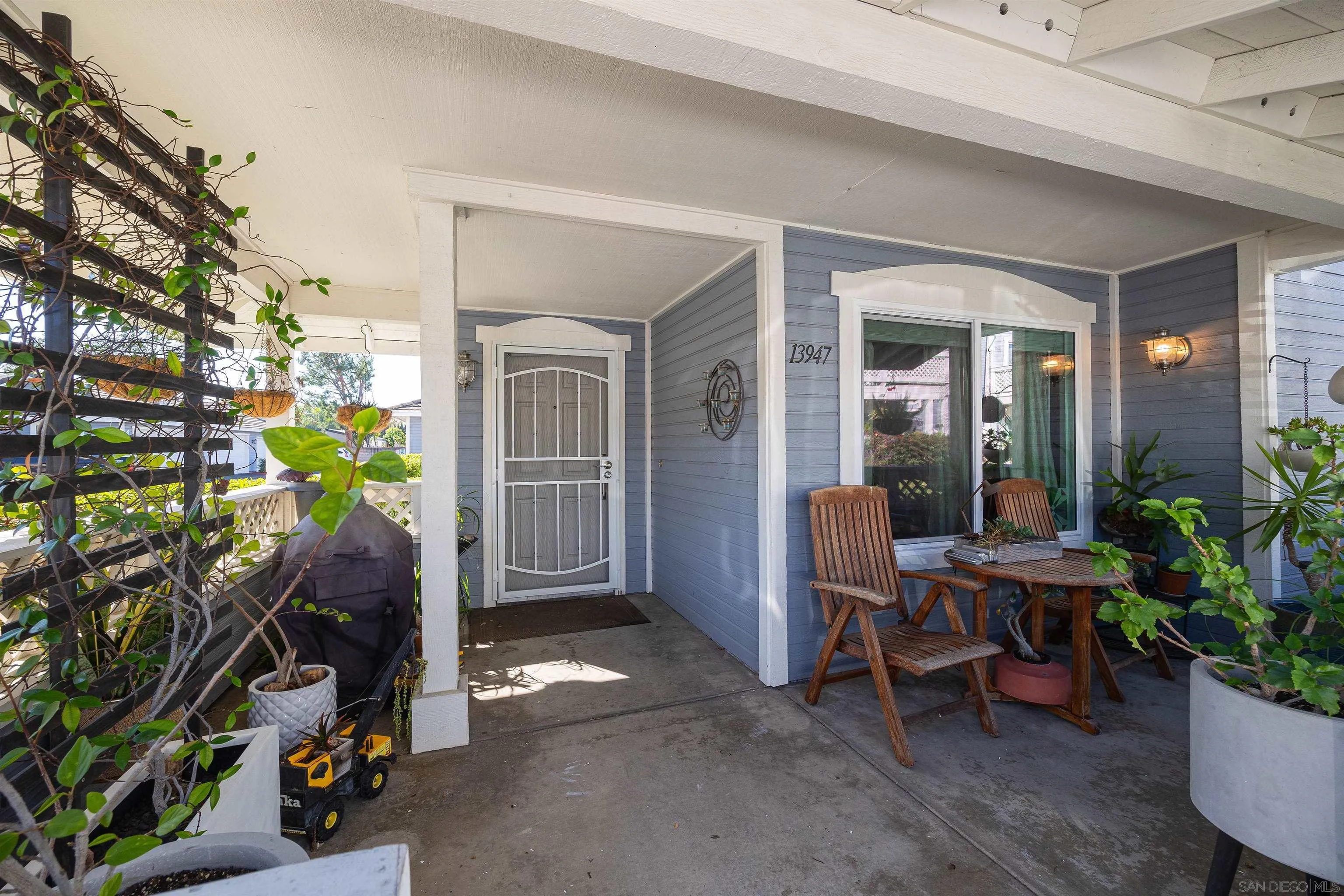 13947 Midland Road Poway, CA 92064 - Photo 17 of 22 a view of a lobby with chair and tables