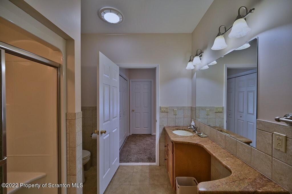 133 Pierce Street Eynon, PA 18403 - Photo 31 of 55 a bathroom with a tub a sink and mirrors