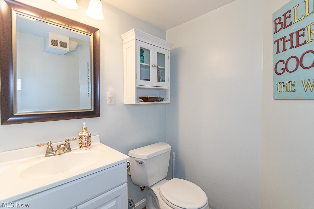 1140 Elmwood Road Cleveland, OH 44124 - Photo 25 of 29 Lower level full bathroom continued