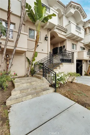 $579,000 | 7124 Woodman Avenue, Unit 3, Van Nuys, CA 91405