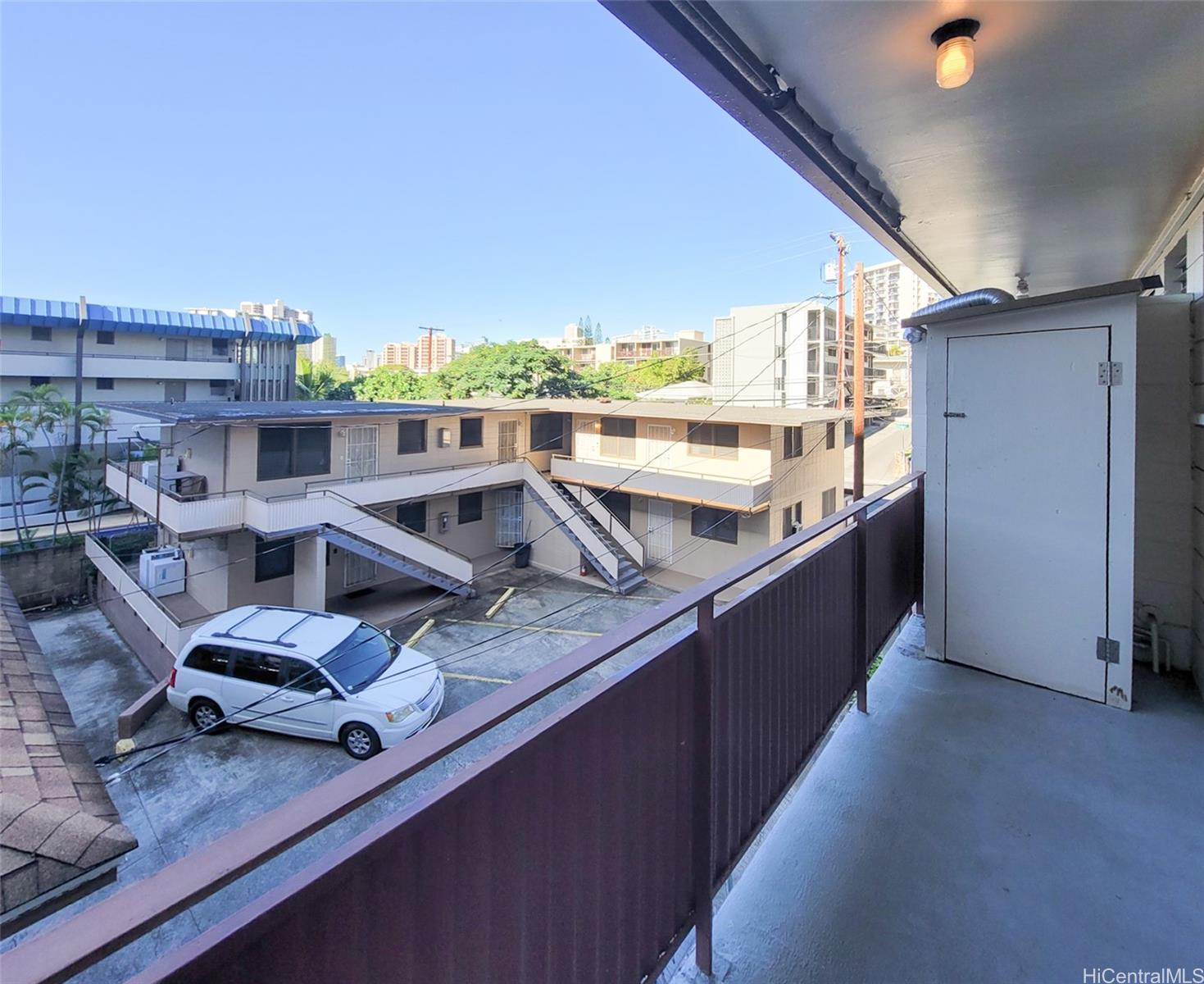 1555 Pensacola Street, Unit 302 Honolulu, HI 96822 - Photo 8 of 11 a kitchen with counter top space and appliances