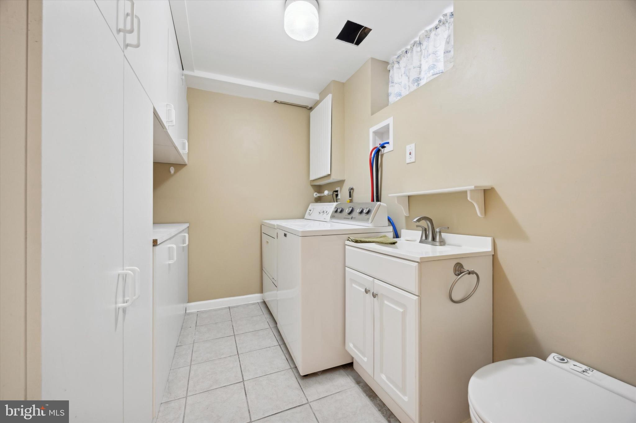 72 Victoria Drive Aston, PA 19014 - Photo 24 of 25 a bathroom with a sink toilet and a mirror
