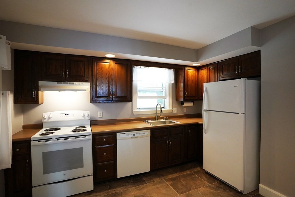 19 Everett Street Taunton, MA 02780 - Photo 4 of 35