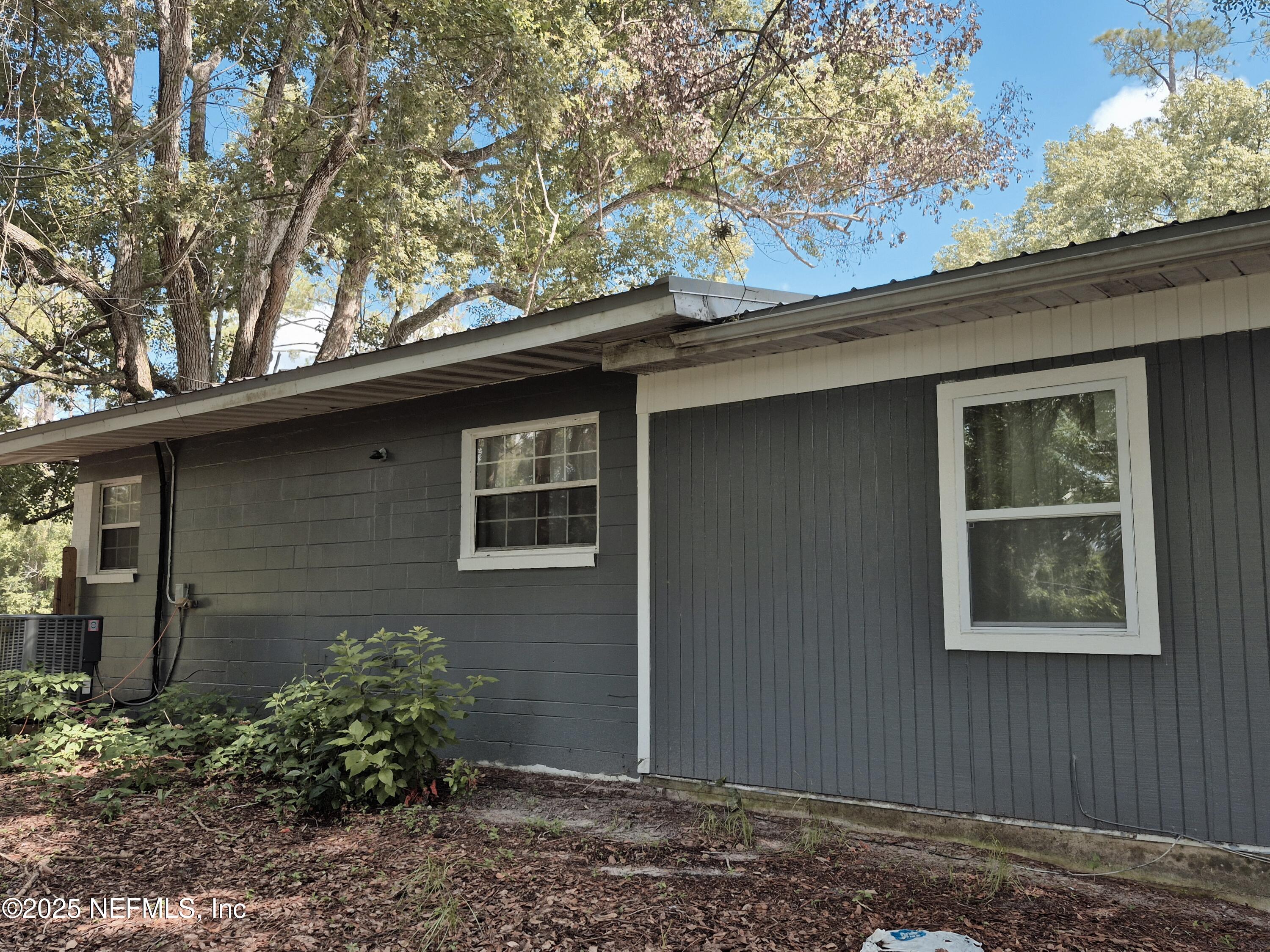 282 Byrd Road Crescent City, FL 32112 - Photo 5 of 24 a backyard of a house with lots of green space