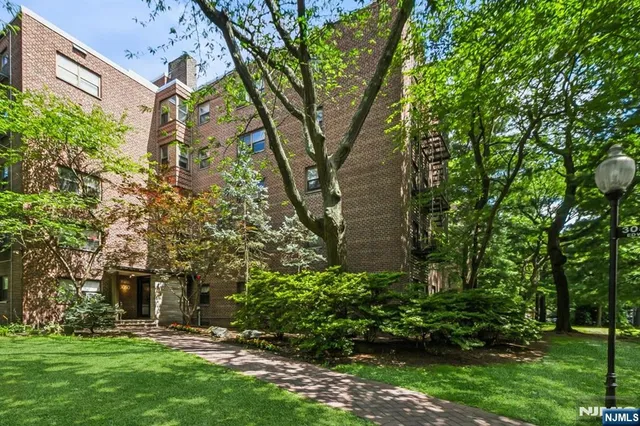 $179,999 | 3050 Edwin Avenue, Unit 2D, Fort Lee, NJ 07024