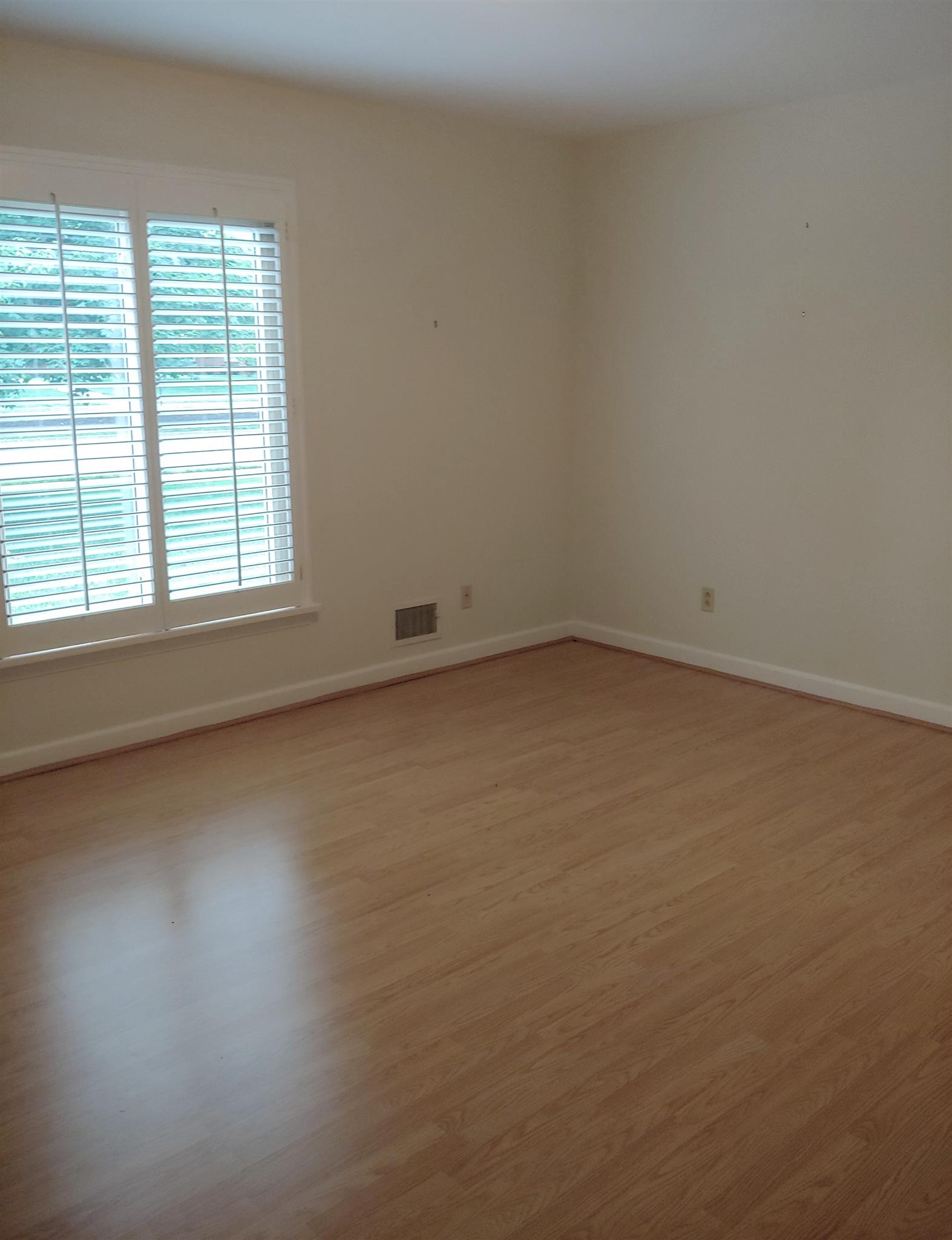 718 North Rutherford Boulevard Murfreesboro, TN 37130 - Photo 11 of 30 Downstairs bedroom with closet or or make it your office!
