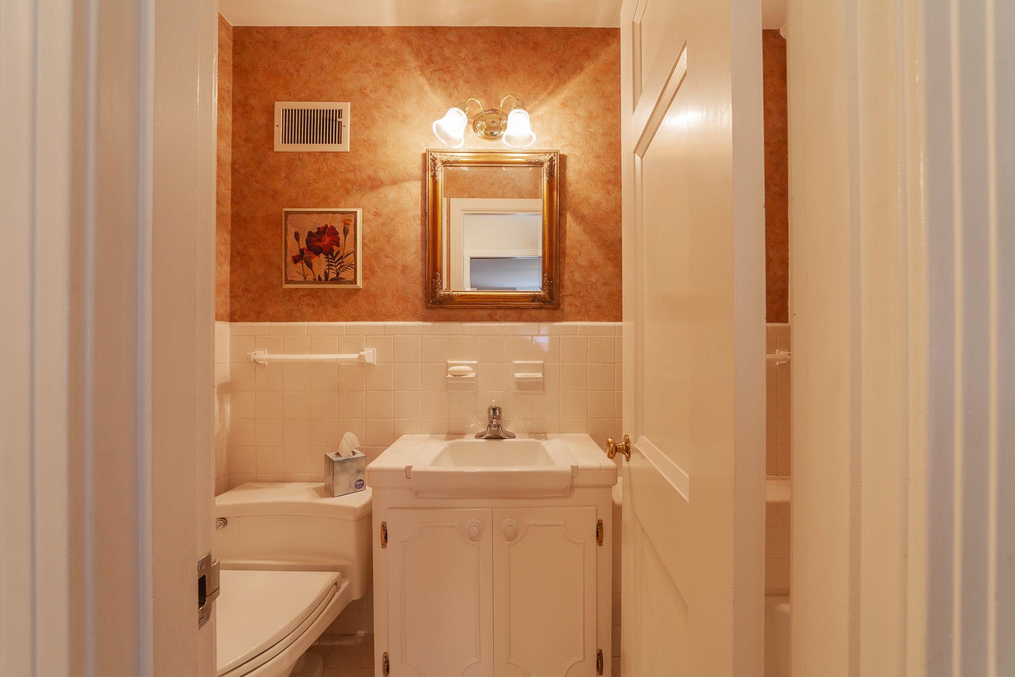 718 North Rutherford Boulevard Murfreesboro, TN 37130 - Photo 12 of 30 Downstairs bath with small tub.