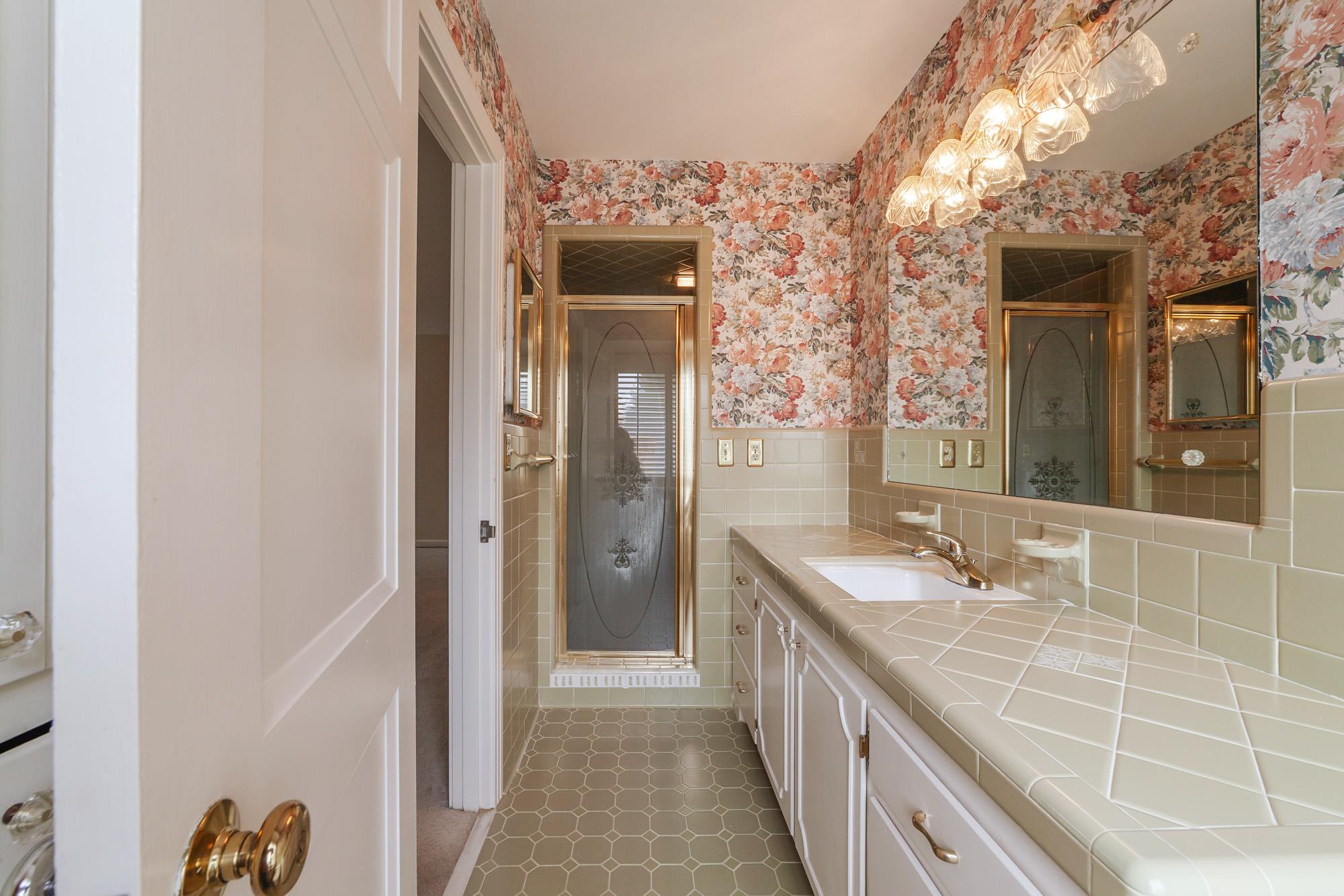 718 North Rutherford Boulevard Murfreesboro, TN 37130 - Photo 18 of 30 Walk In Shower