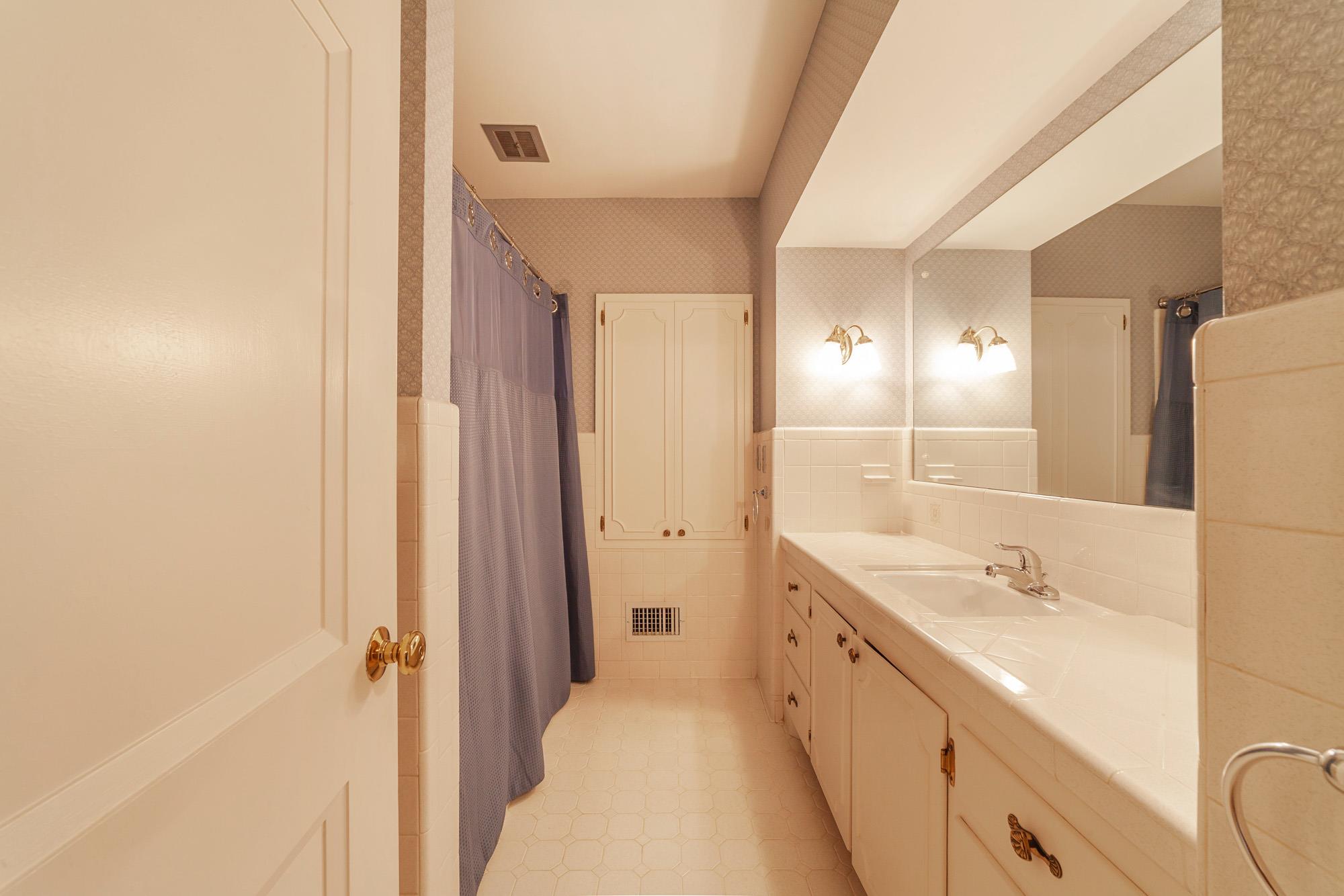 718 North Rutherford Boulevard Murfreesboro, TN 37130 - Photo 20 of 30 Full bath with plenty of storage.