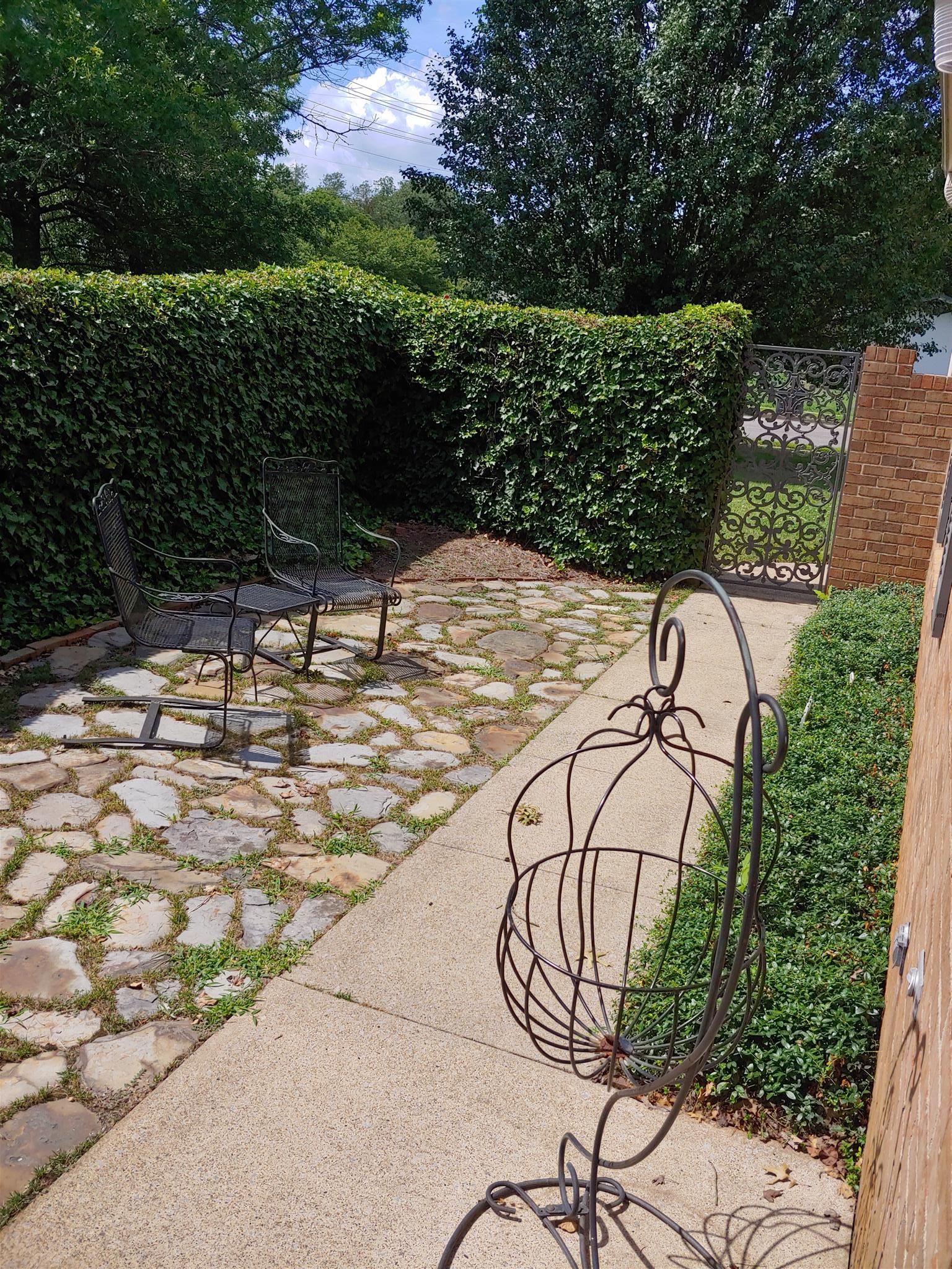 718 North Rutherford Boulevard Murfreesboro, TN 37130 - Photo 3 of 30 Lovely courtyard entrance.