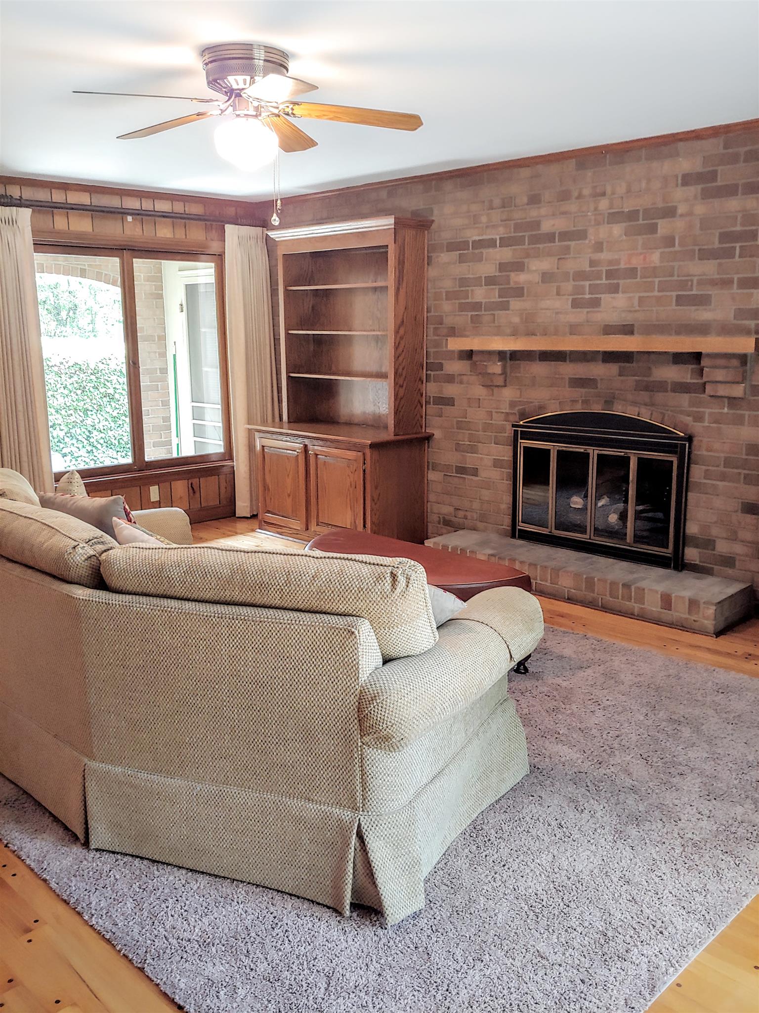 718 North Rutherford Boulevard Murfreesboro, TN 37130 - Photo 5 of 30 Spacious den with hardwood floors and built in bookcases.