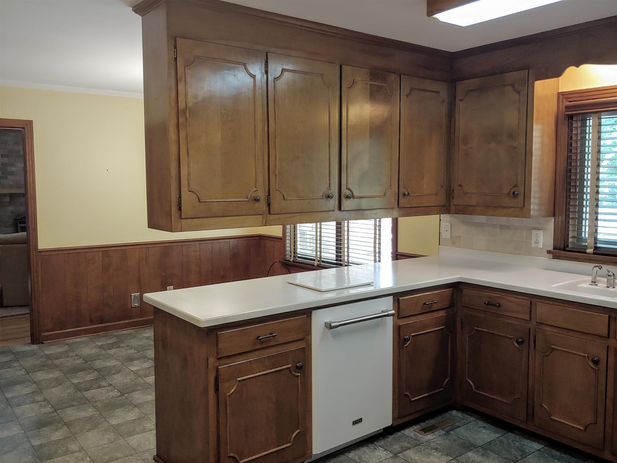 718 North Rutherford Boulevard Murfreesboro, TN 37130 - Photo 7 of 30 Kitchen and breakfast room.