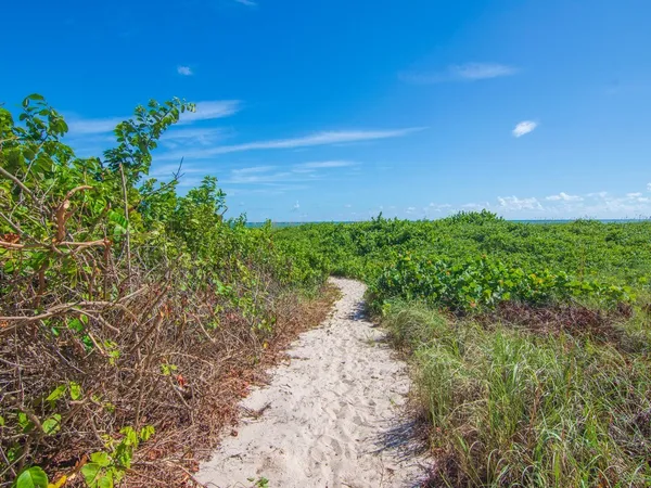 $8,000 | 980 Clipper Road, Vero Beach, FL 32963