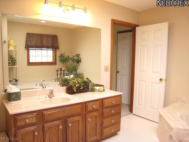 560 East Jackson Road Aurora, OH 44202 - Photo 19 of 25 Vaulted Master Bath