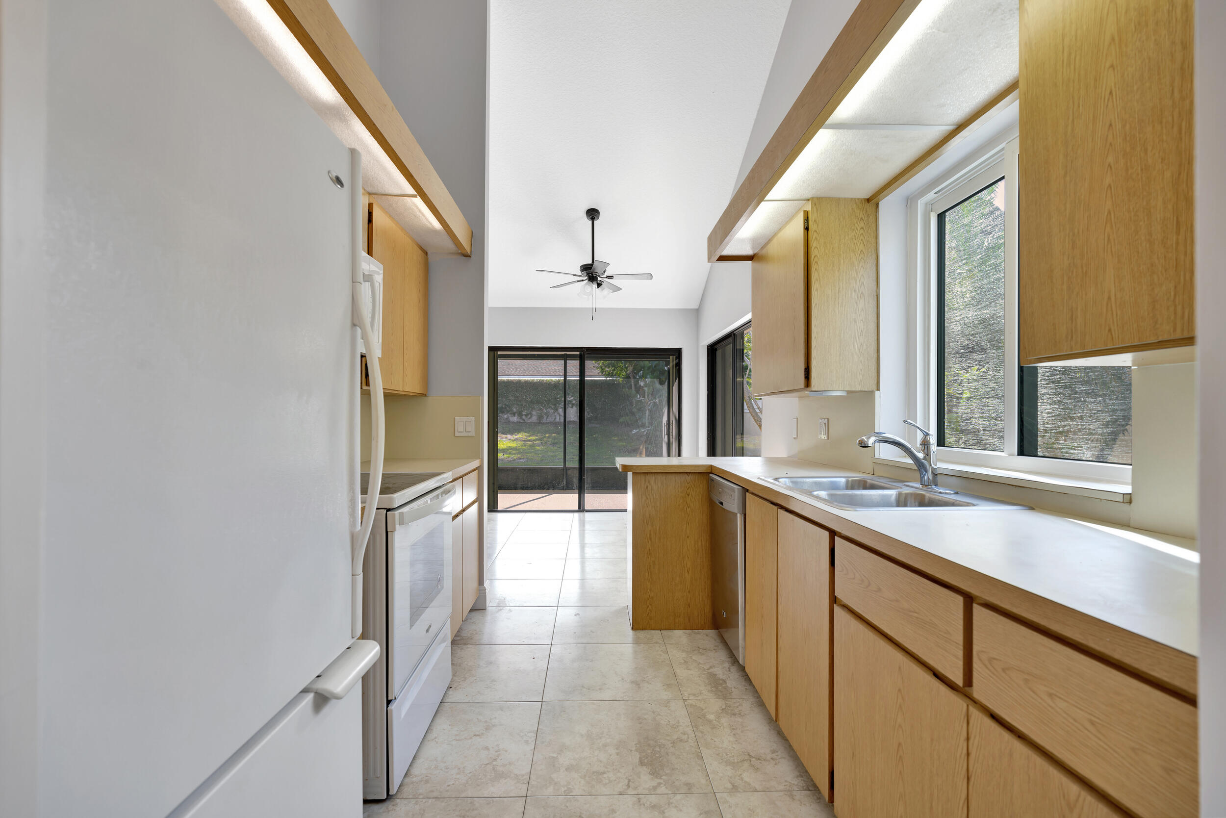 143 Cape Pointe Circle Jupiter, FL 33477 - Photo 25 of 44 Kitchen