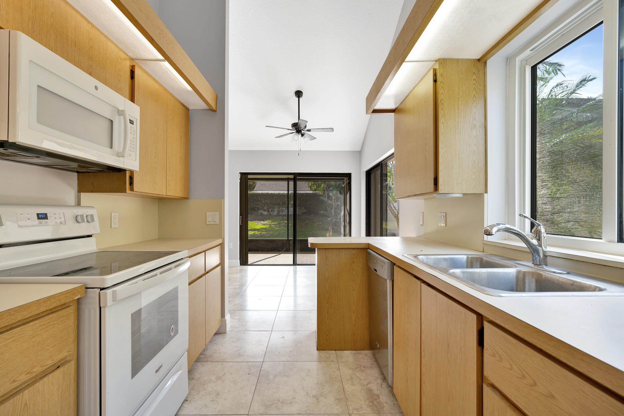 143 Cape Pointe Circle Jupiter, FL 33477 - Photo 26 of 44 Kitchen