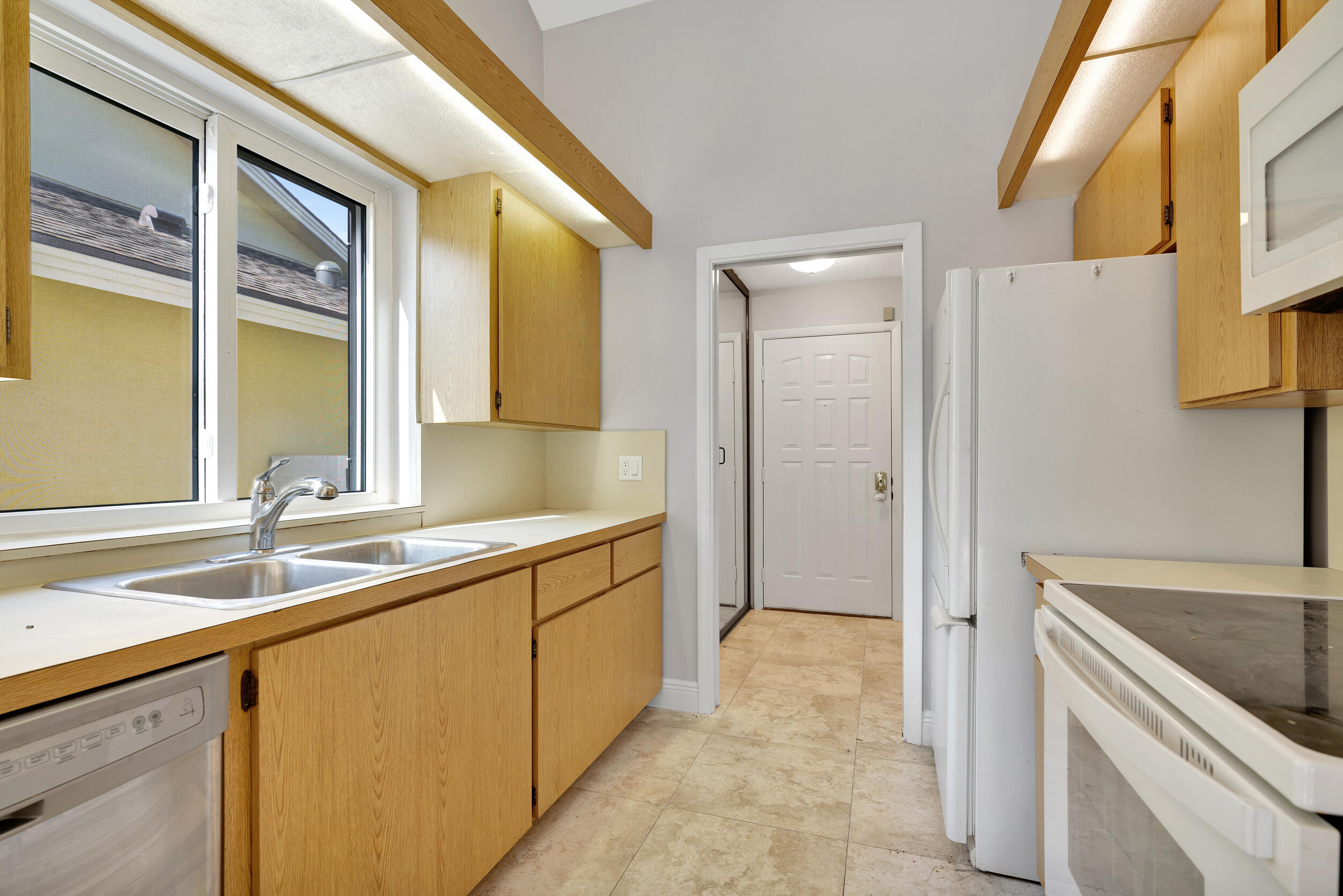 143 Cape Pointe Circle Jupiter, FL 33477 - Photo 27 of 44 Kitchen