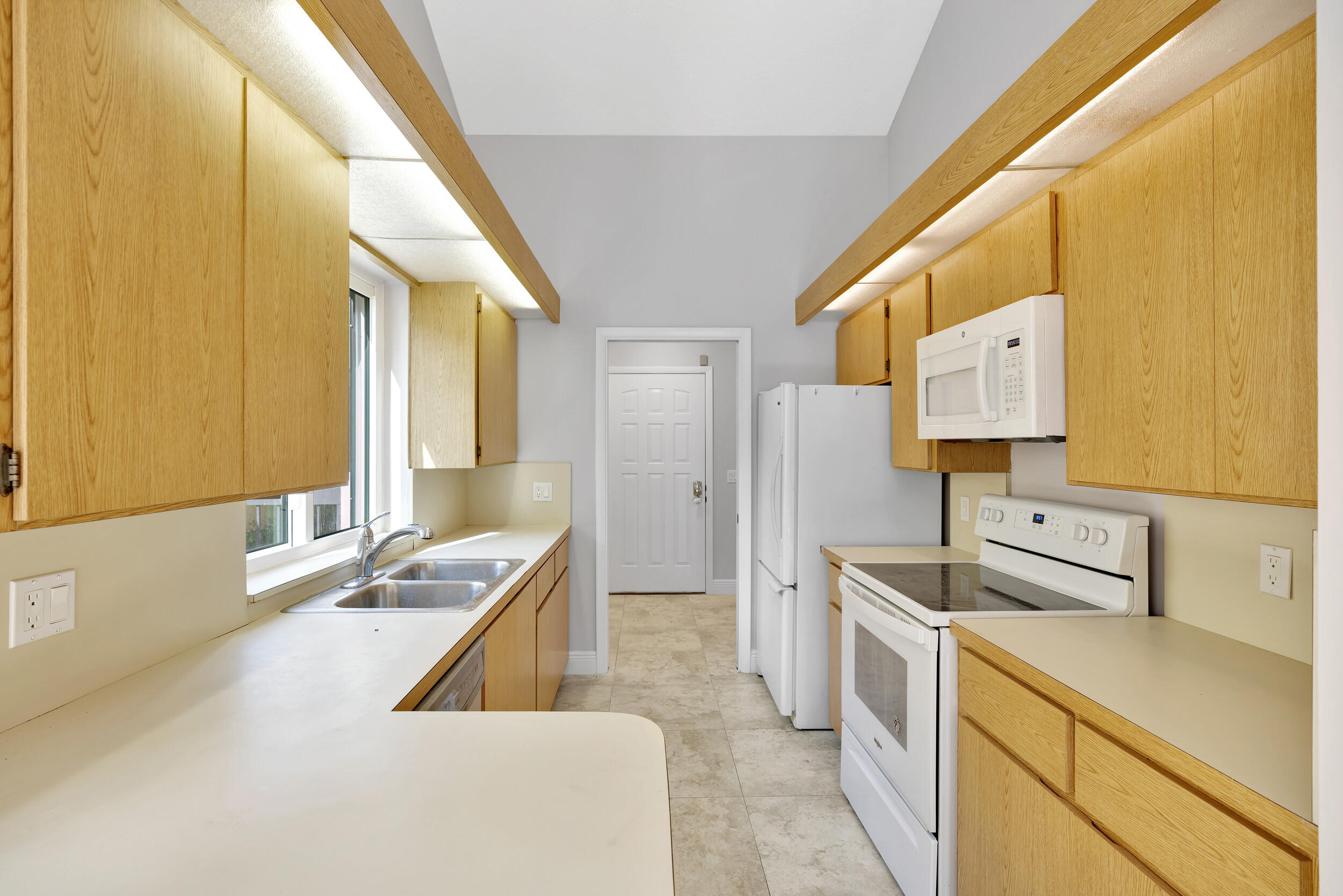 143 Cape Pointe Circle Jupiter, FL 33477 - Photo 28 of 44 Kitchen