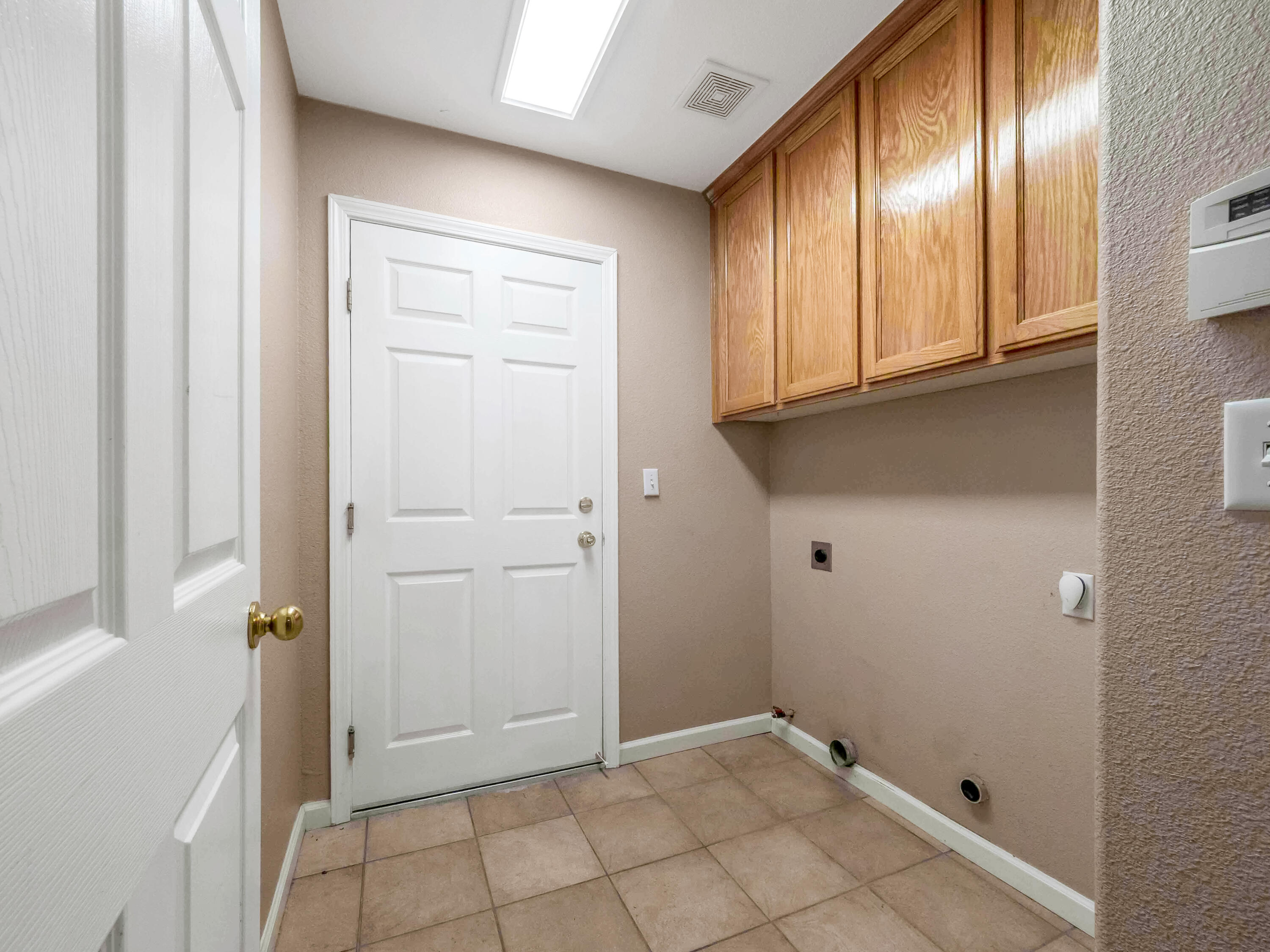 697 Leta Mae Court Exeter, CA 93221 - Photo 11 of 33 Laundry